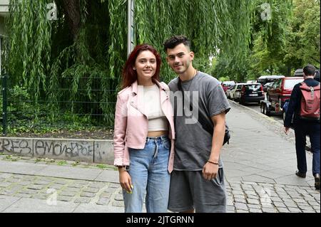 Lidia Santangelo aka Chiara und Jörn Lehmann aka Denny am Set bei Dreharbeiten zur Reality-Daily-Soap `Berlin - Tag und Nacht`am Paul-Lincke-Ufer. Ber Stockfoto